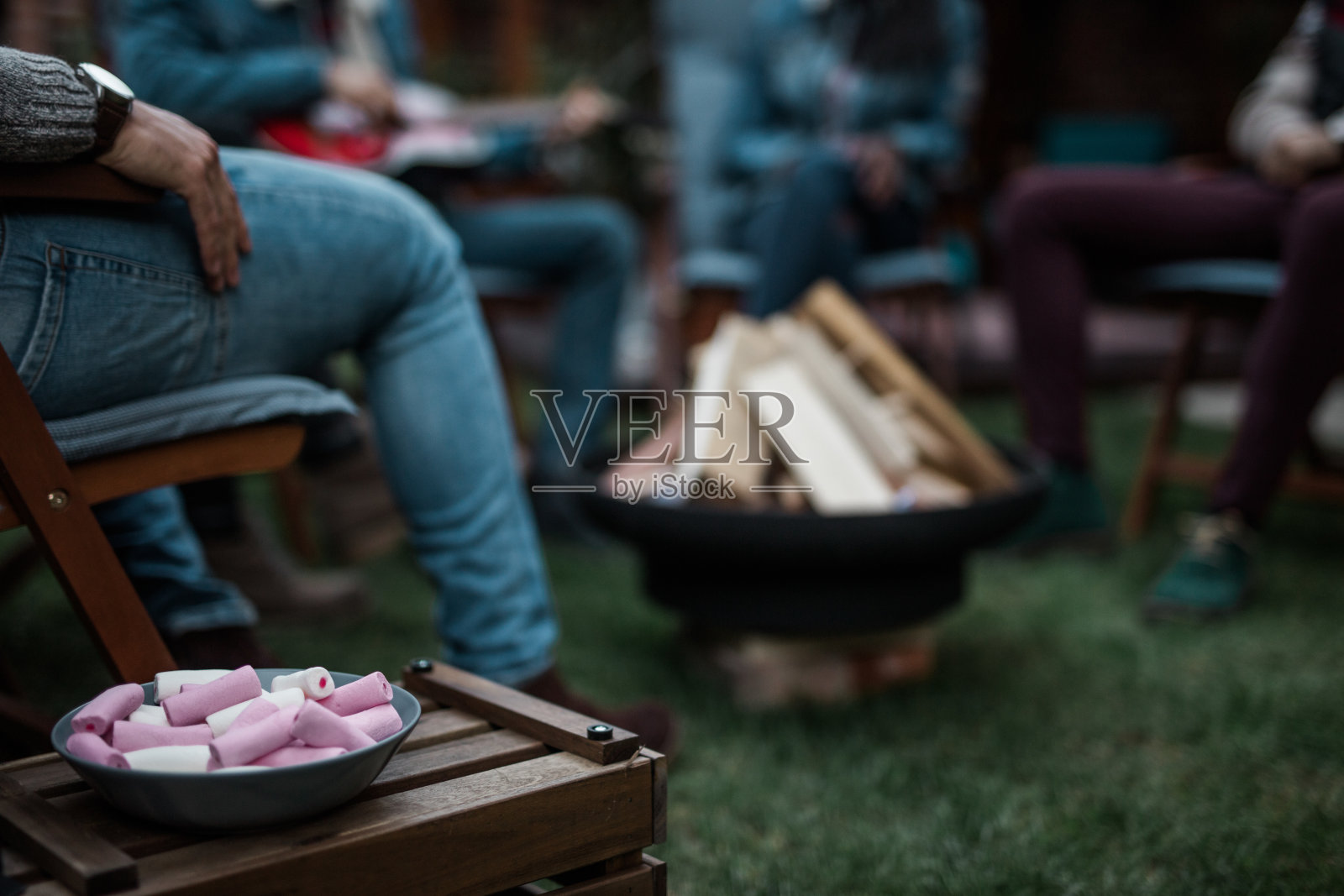 近距离的棉花糖和火坑照片摄影图片