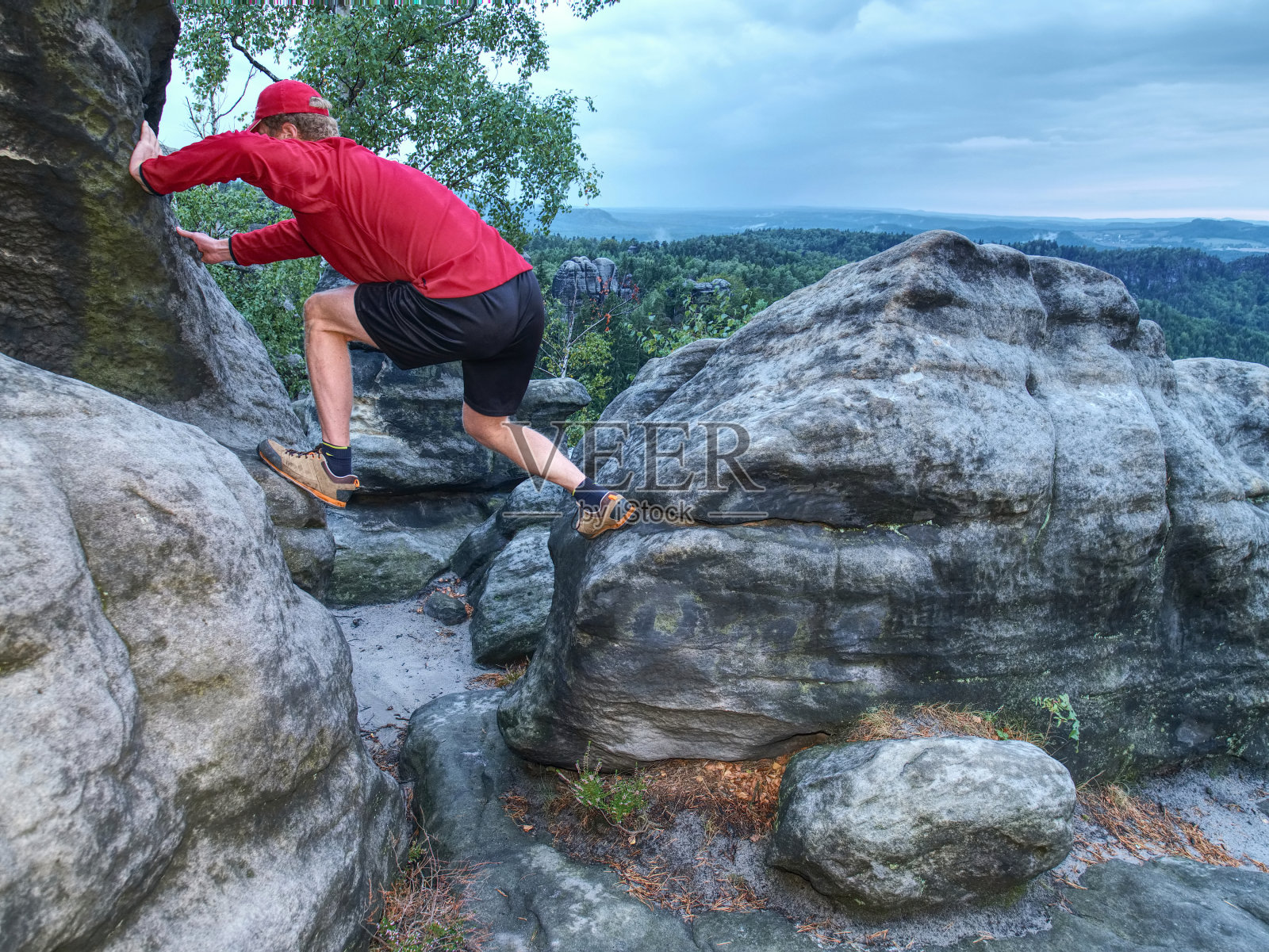 穿着登山服的徒步旅行者。自然下降。照片摄影图片