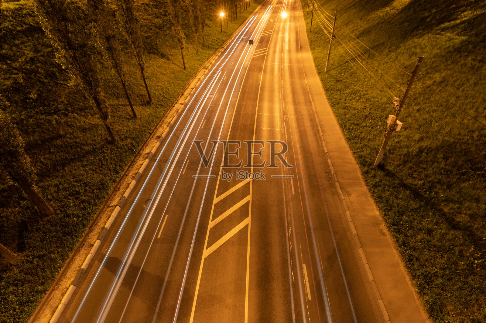 夜间高速公路上有车灯条纹。夜光画条纹。长时间曝光摄影。本空间照片摄影图片