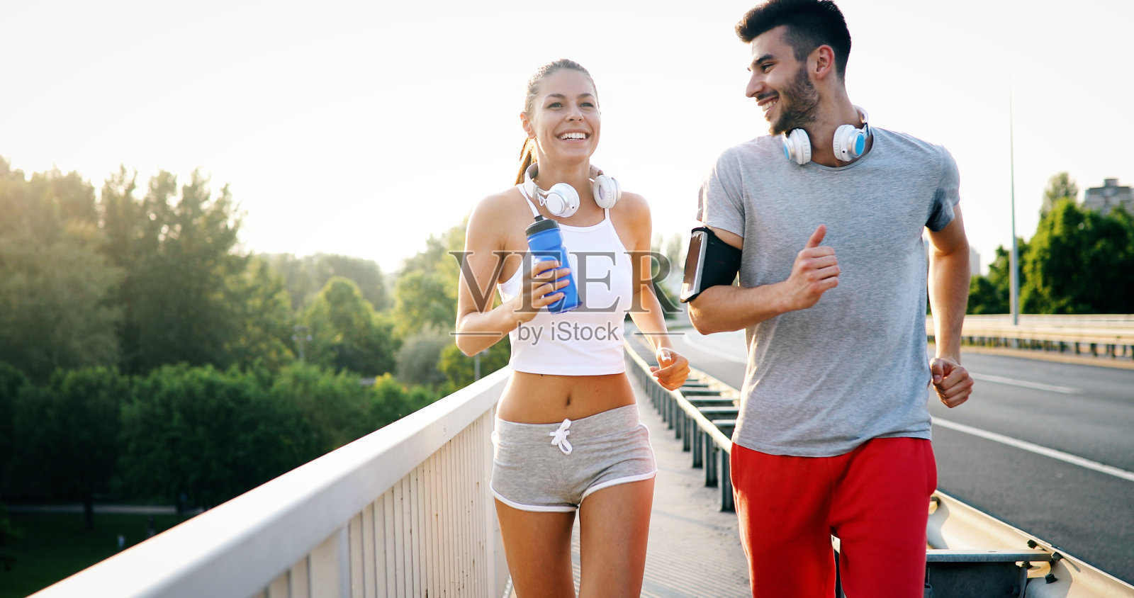 帅哥美女一起慢跑照片摄影图片