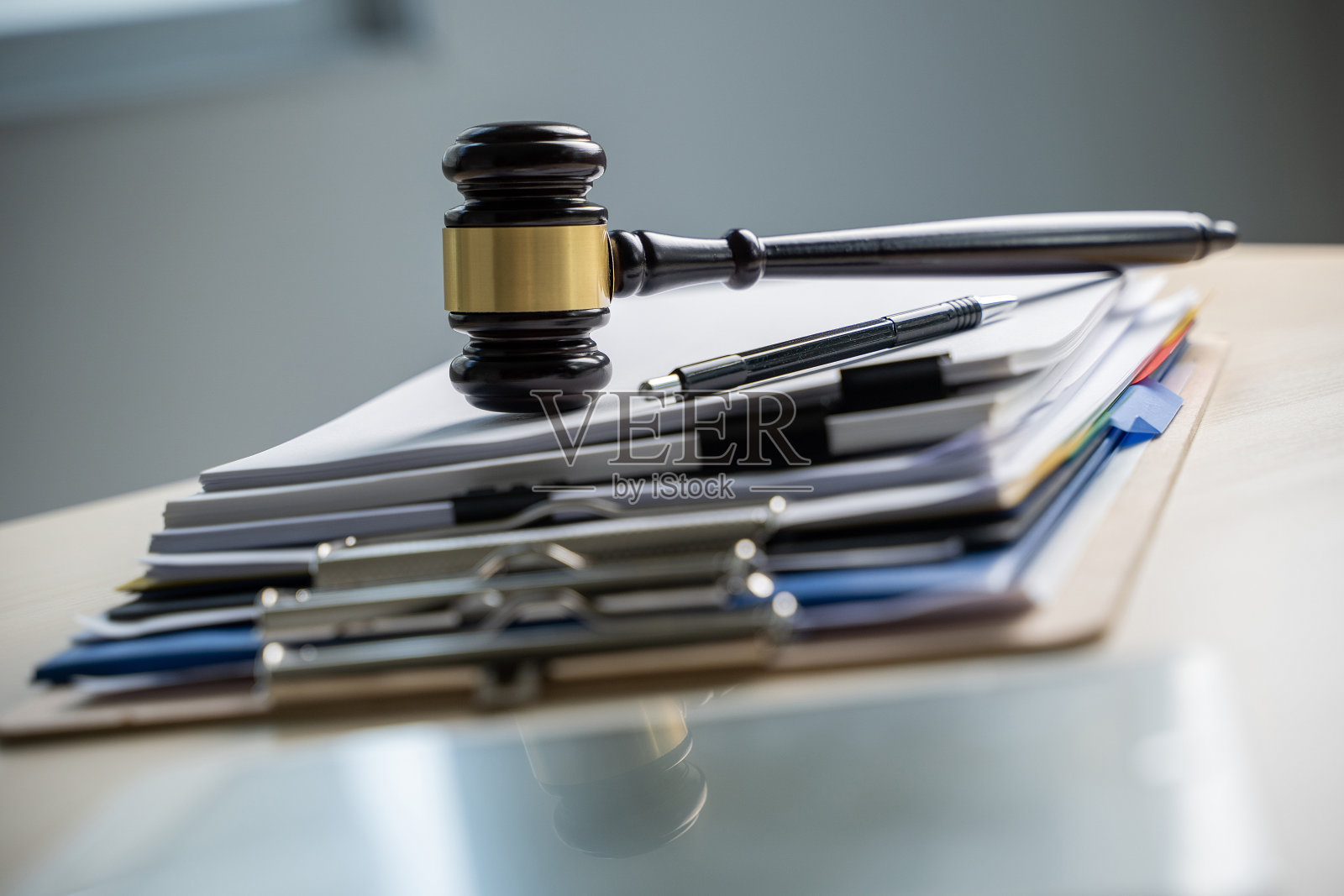办公桌上的法官与文件立法照片摄影图片
