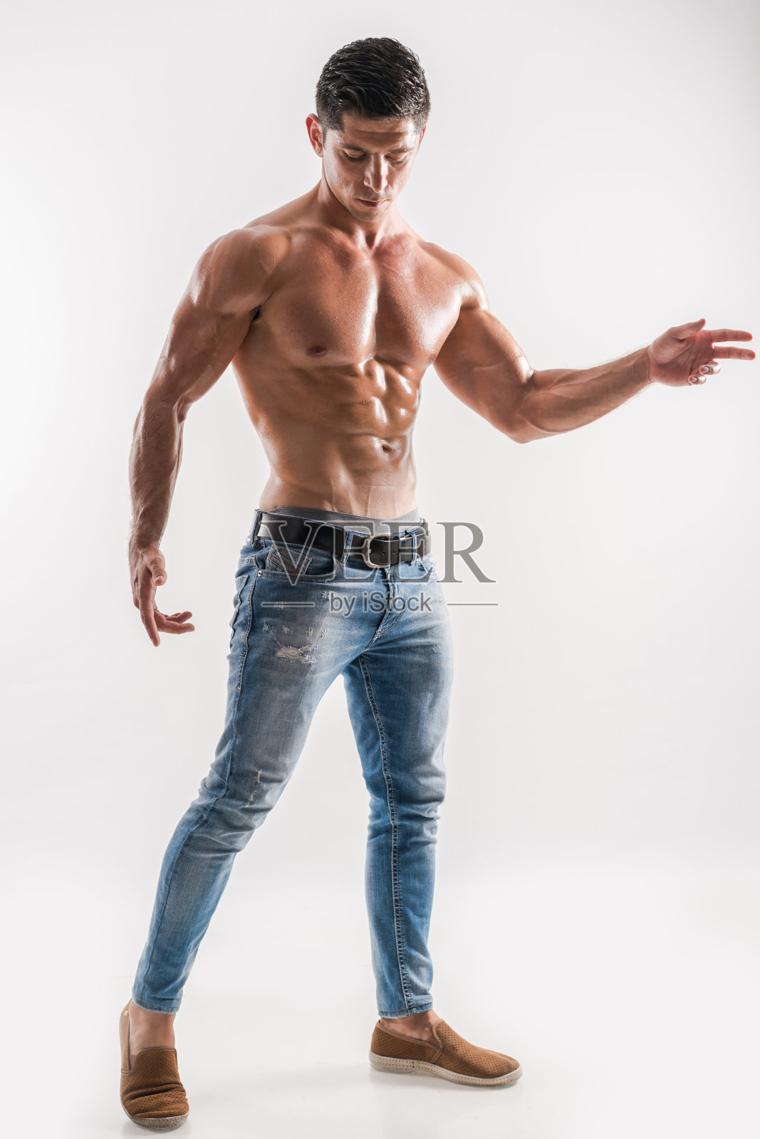 赤裸上身,肌肉发达的男人照片摄影图片