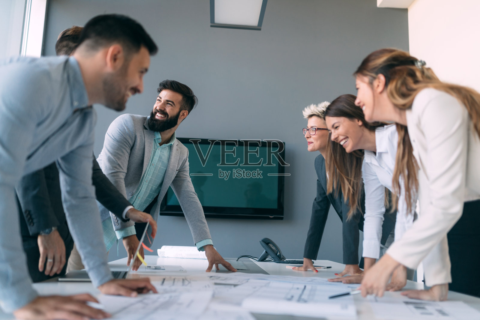 在办公室里合作的一组商务人员照片摄影图片