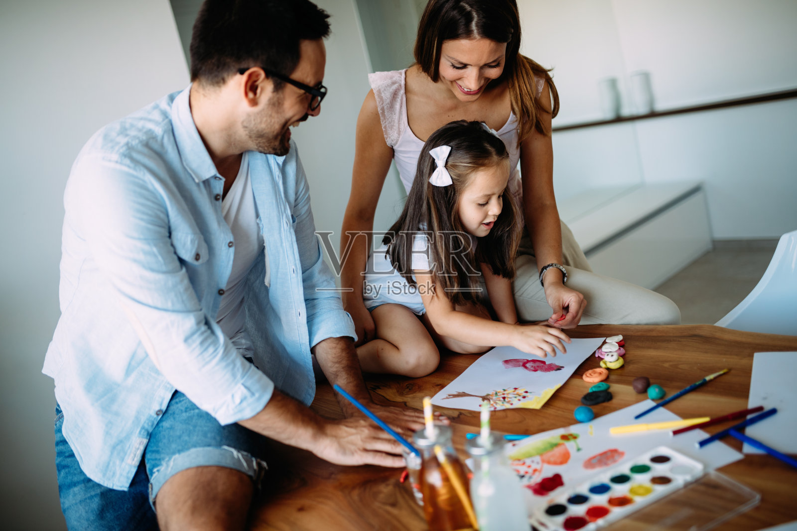 幸福的家庭在家里玩得开心照片摄影图片