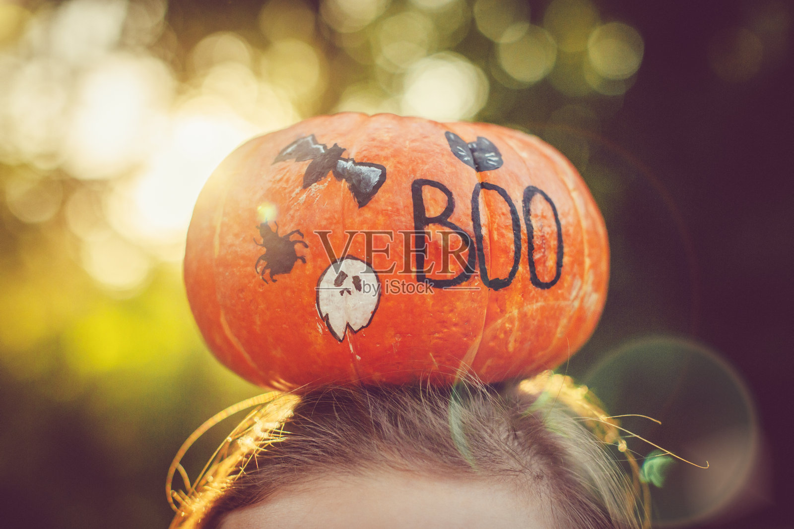 头上顶着万圣节南瓜的女人照片摄影图片