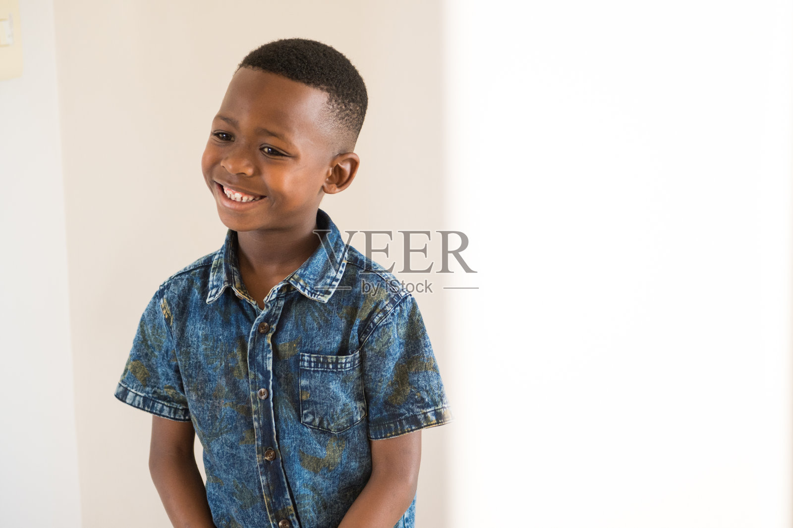 一个小男孩的肖像照片摄影图片