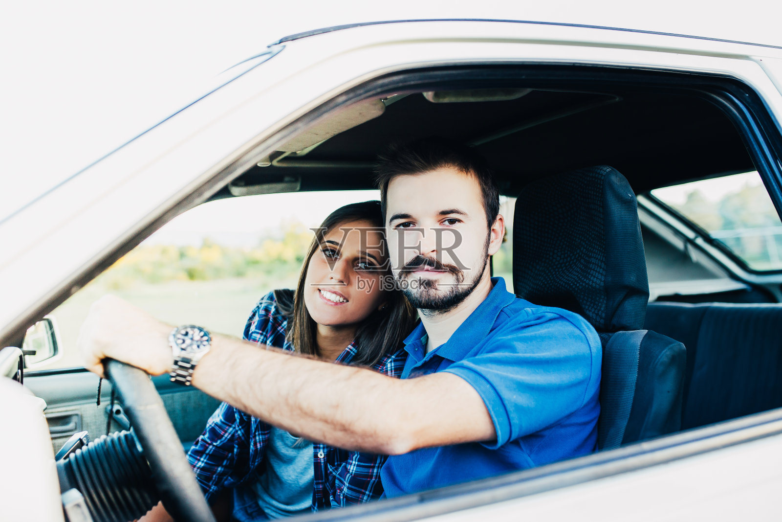 年轻夫妇在车里照片摄影图片