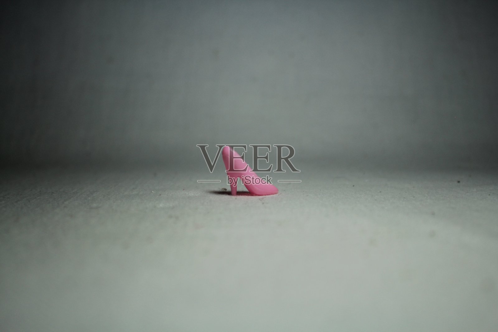 小款高跟鞋照片摄影图片