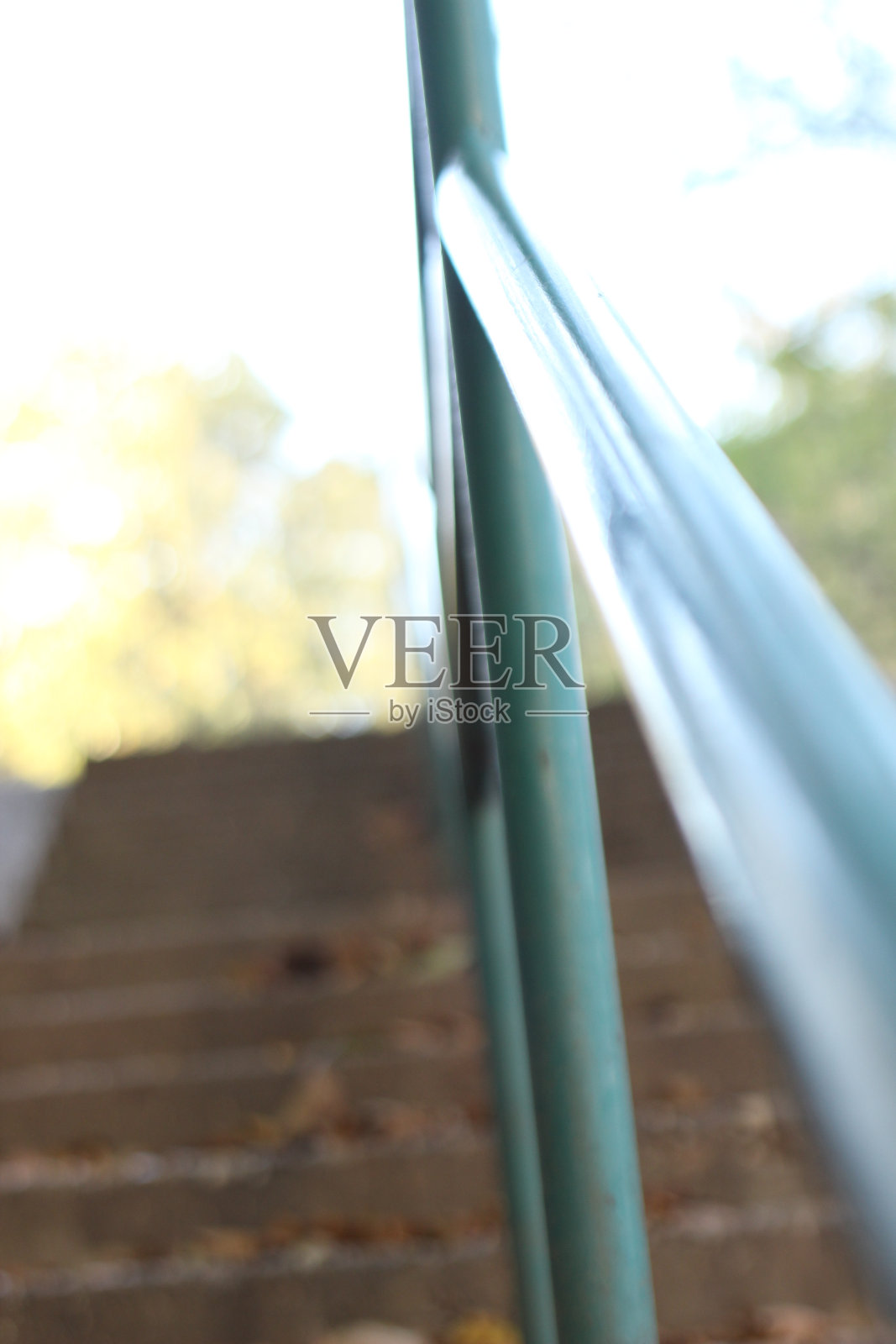 混凝土楼梯的绿色金属扶手照片摄影图片