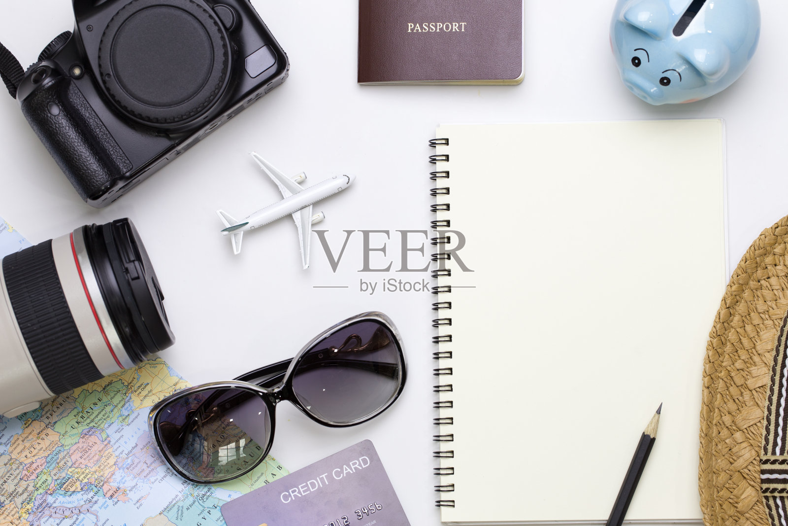 俯视图的旅行者配件与空白的文字信息,旅游度假旅行的背景概念照片摄影图片