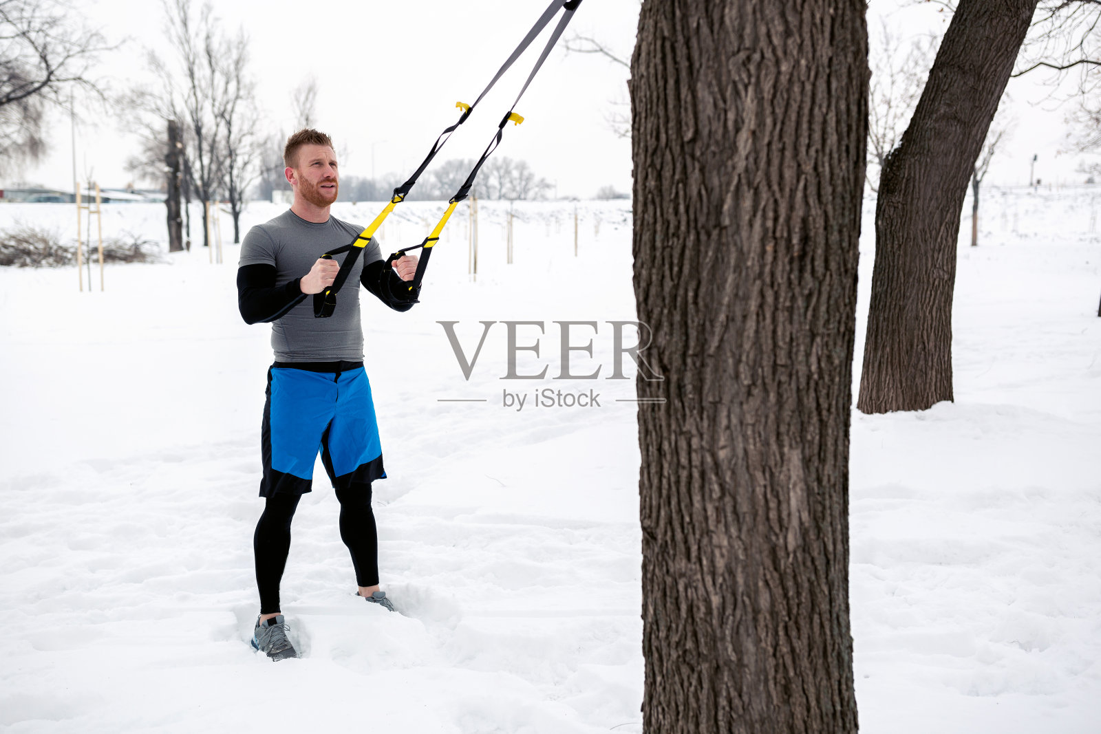 在雪地里工作照片摄影图片