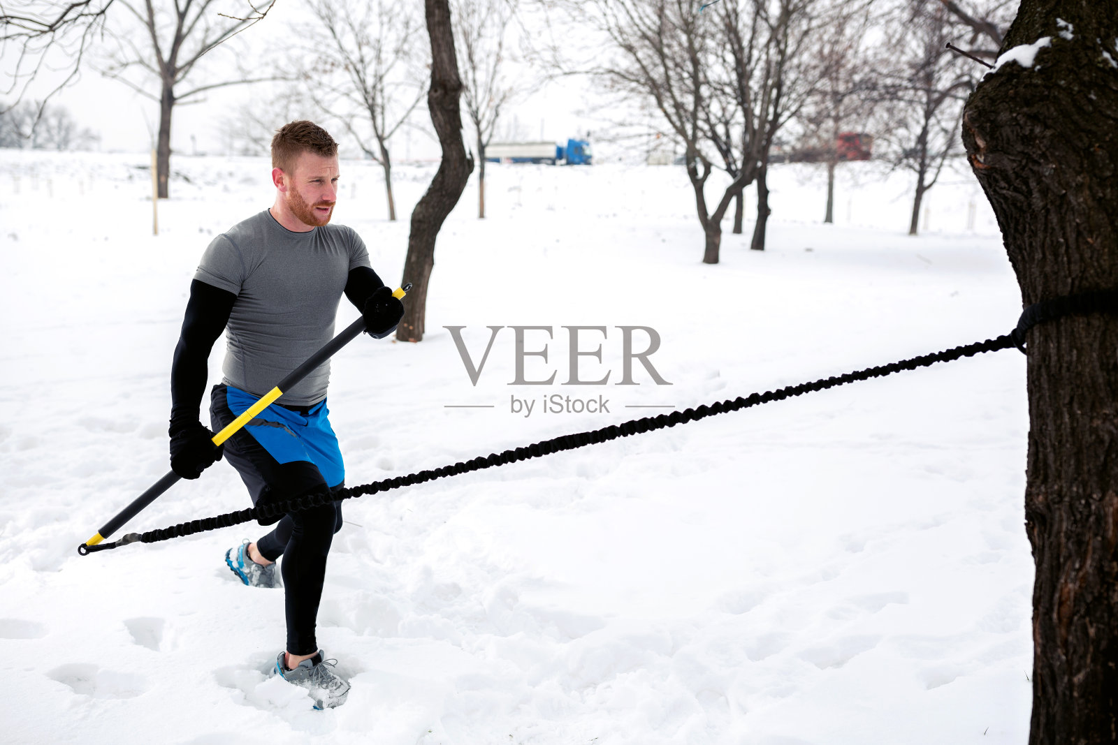 在寒冷的日子里进行户外锻炼照片摄影图片