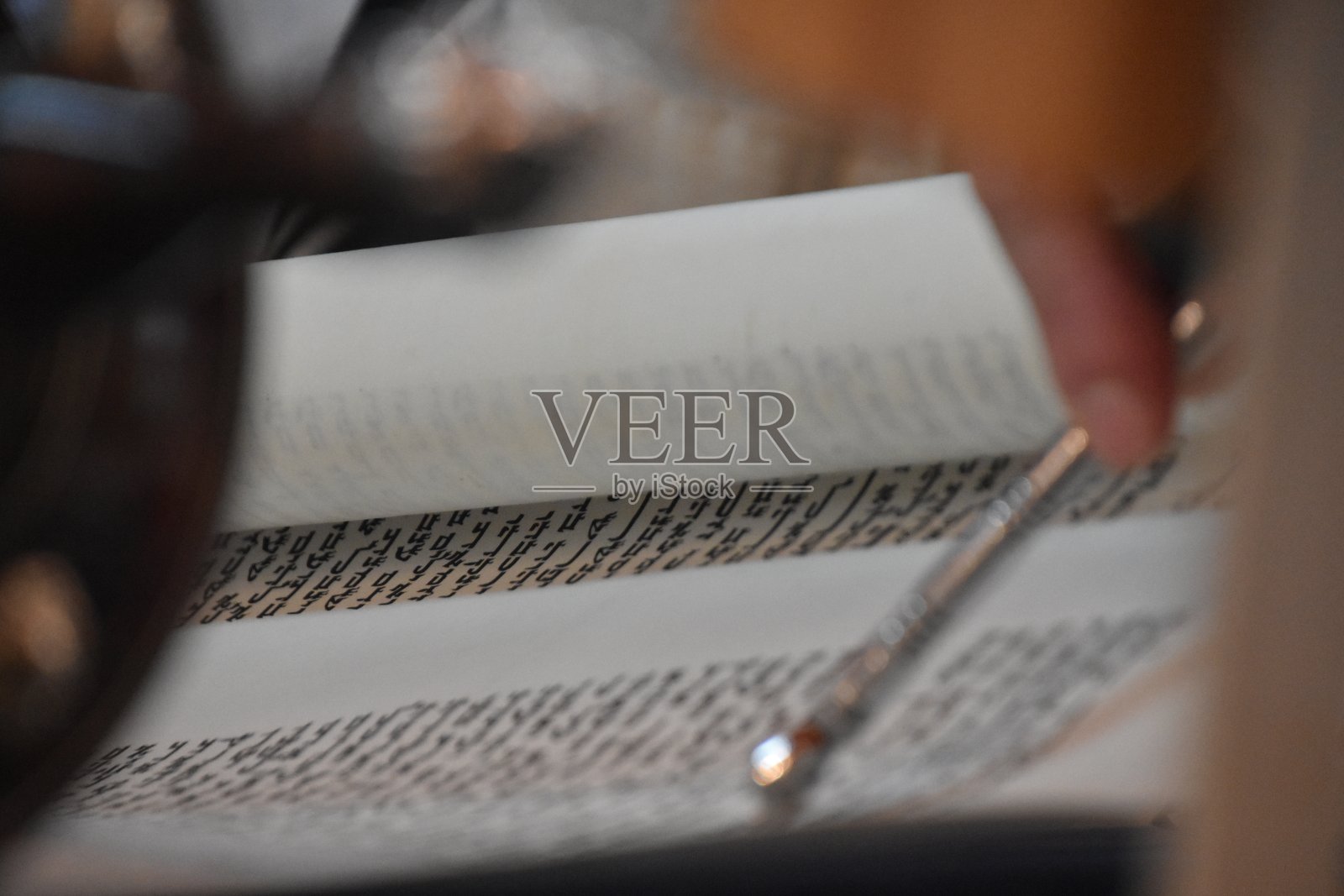 阅读《妥拉》照片摄影图片