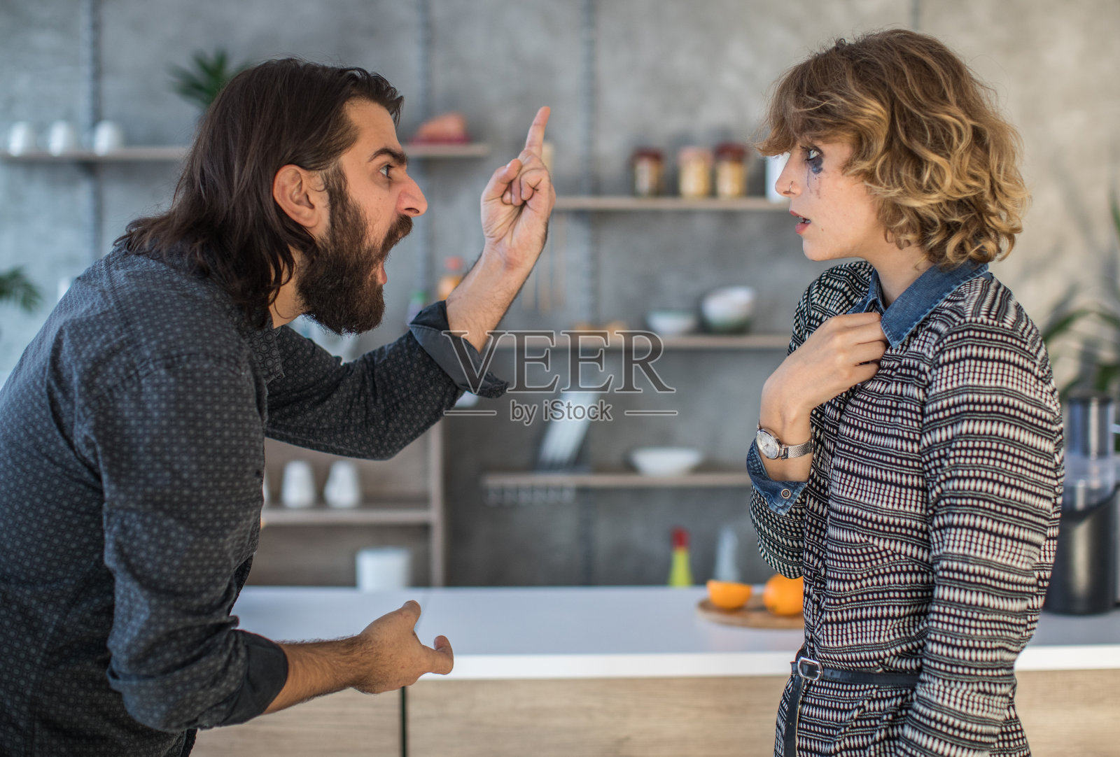 丈夫对妻子大喊大叫照片摄影图片