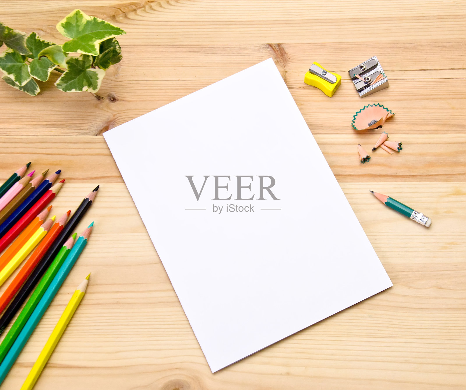 在木制的背景上模仿贺卡旁边的铅笔和卷笔刀,墨水为绘画和书法笔照片摄影图片