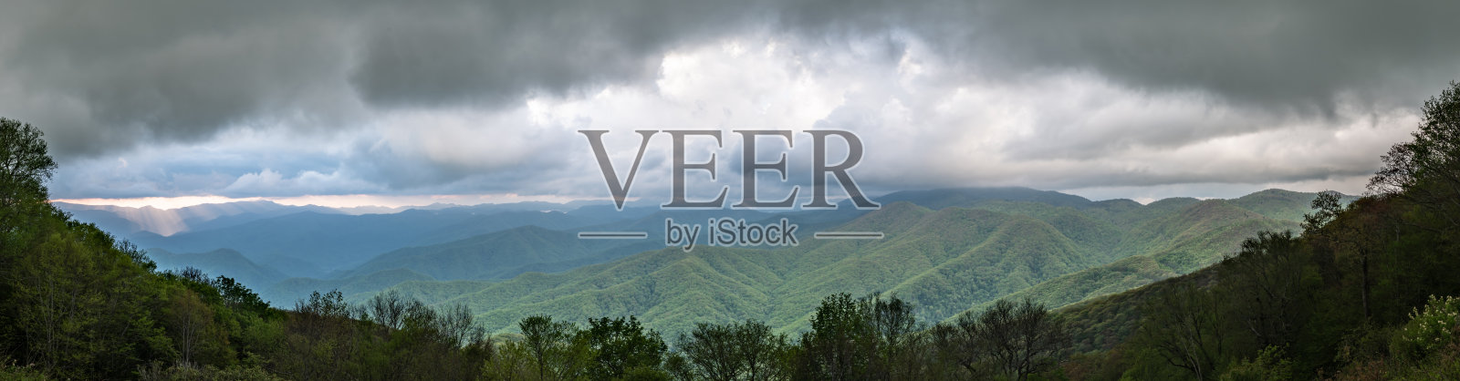 早日落的光透过云在蓝岭山脉照片摄影图片