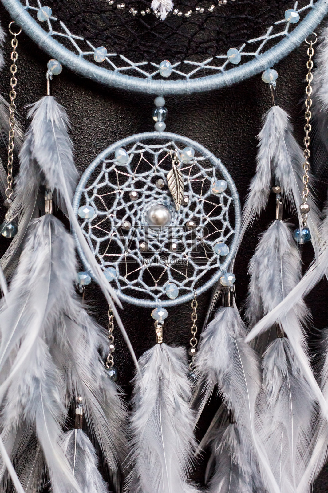 手工捕梦网,用羽毛、线和珠子绳挂照片摄影图片