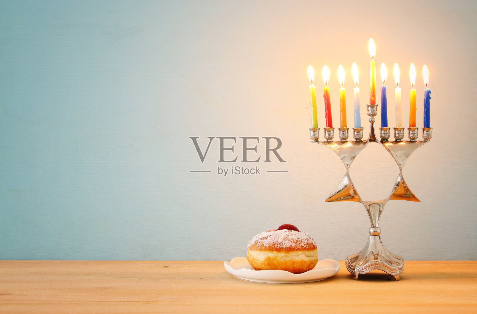 犹太节日光明节的背景与传统的烛台(传统的烛台)和燃烧的蜡烛。照片摄影图片