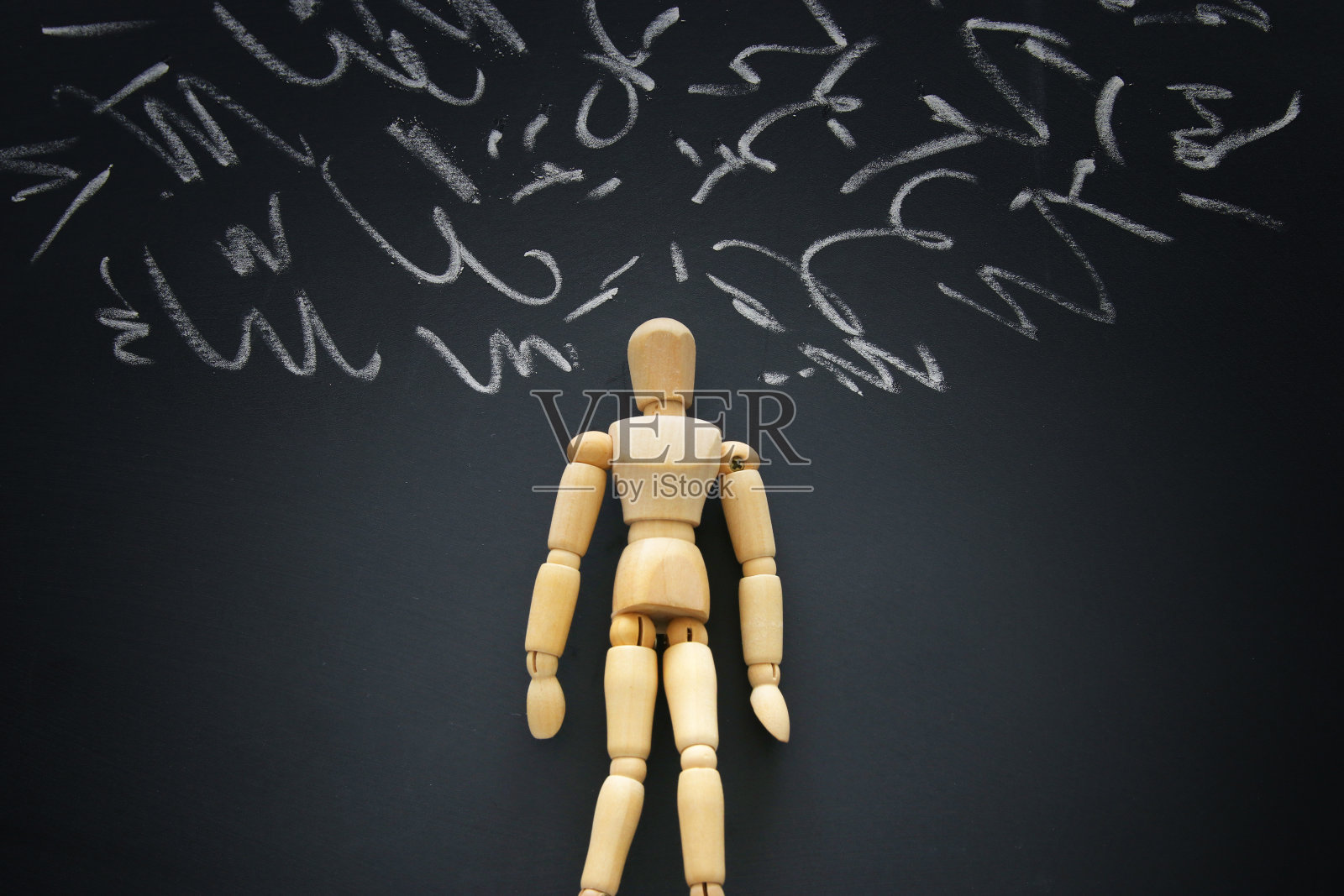 带有焦虑压力的木制人体模型图片:抑郁症、强迫症、多动症、焦虑症概念照片摄影图片