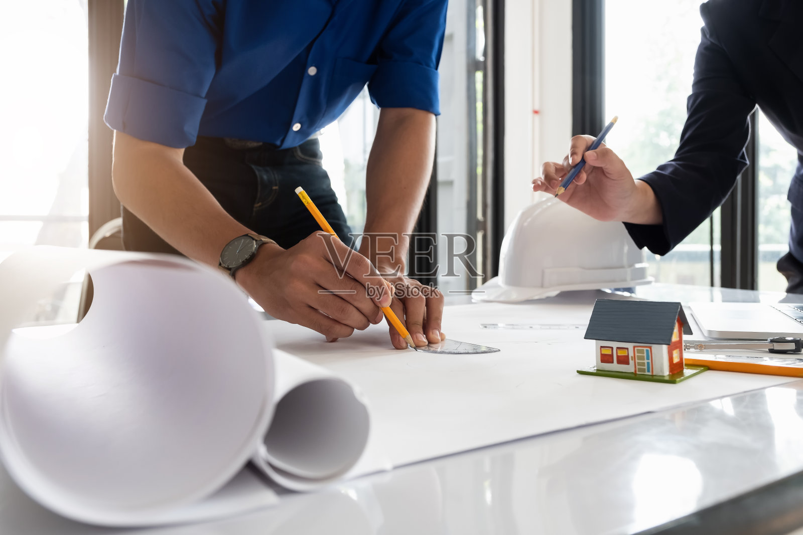 建筑工程工程师会议形象。与合作伙伴和工程工具一起工作。照片摄影图片