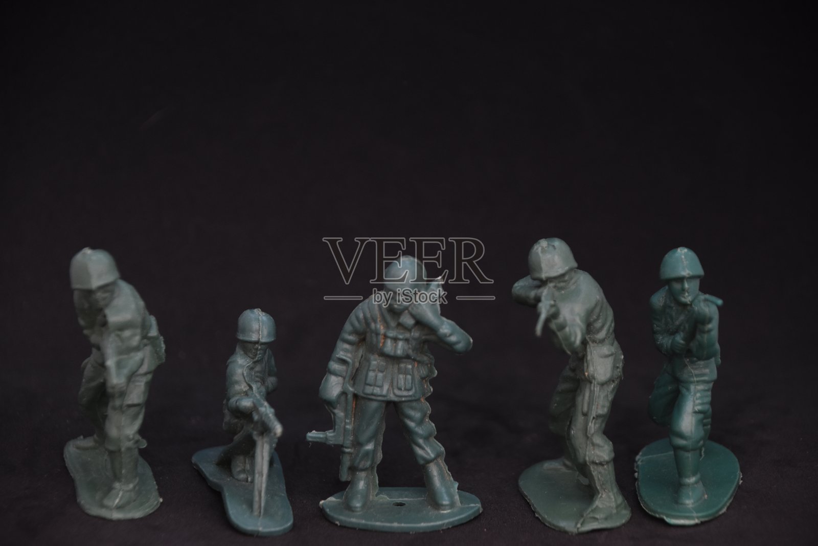 黑色背景上的玩具士兵照片摄影图片