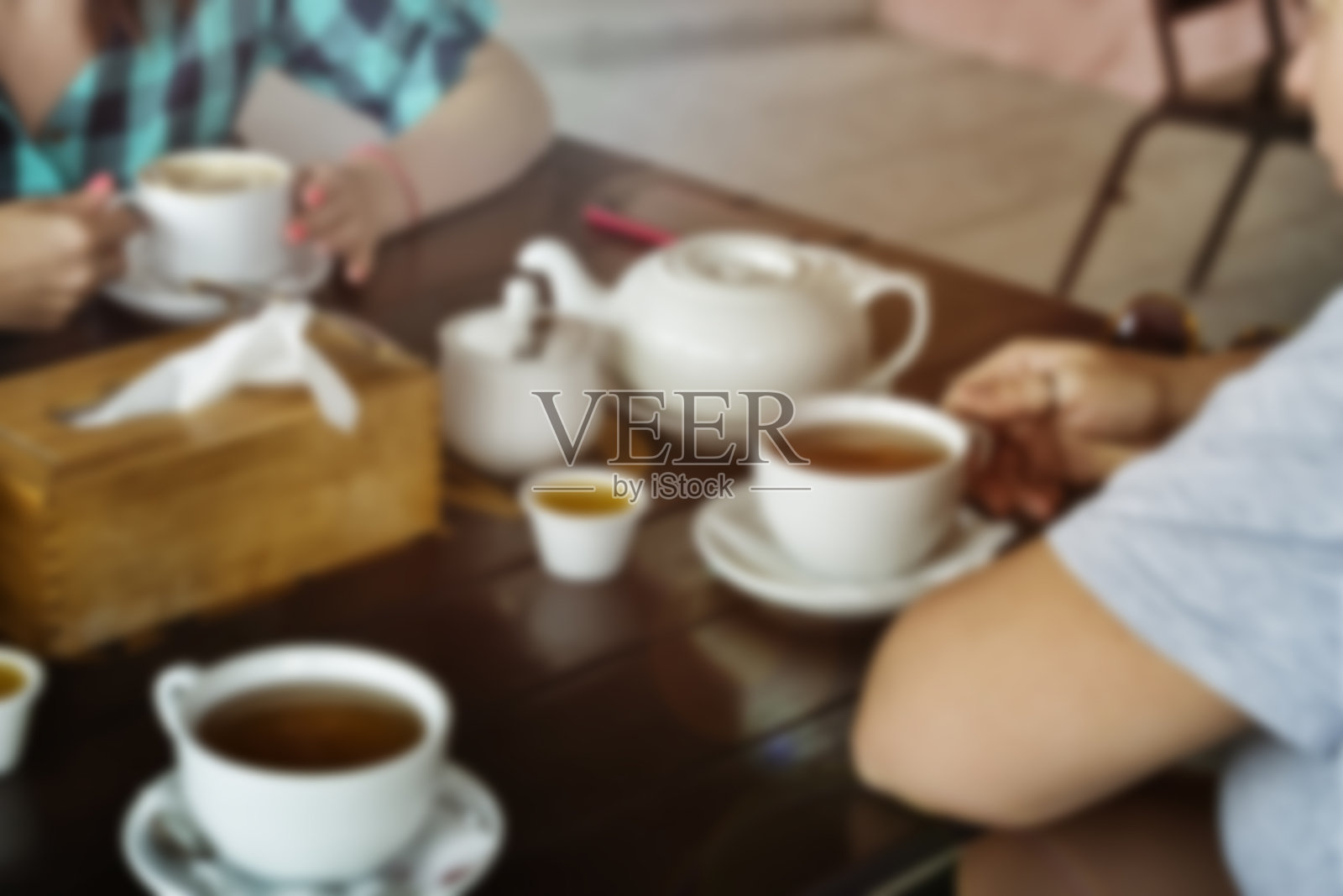 模糊背景图片:早餐、咖啡馆、女孩、茶、健康生活方式概念照片摄影图片