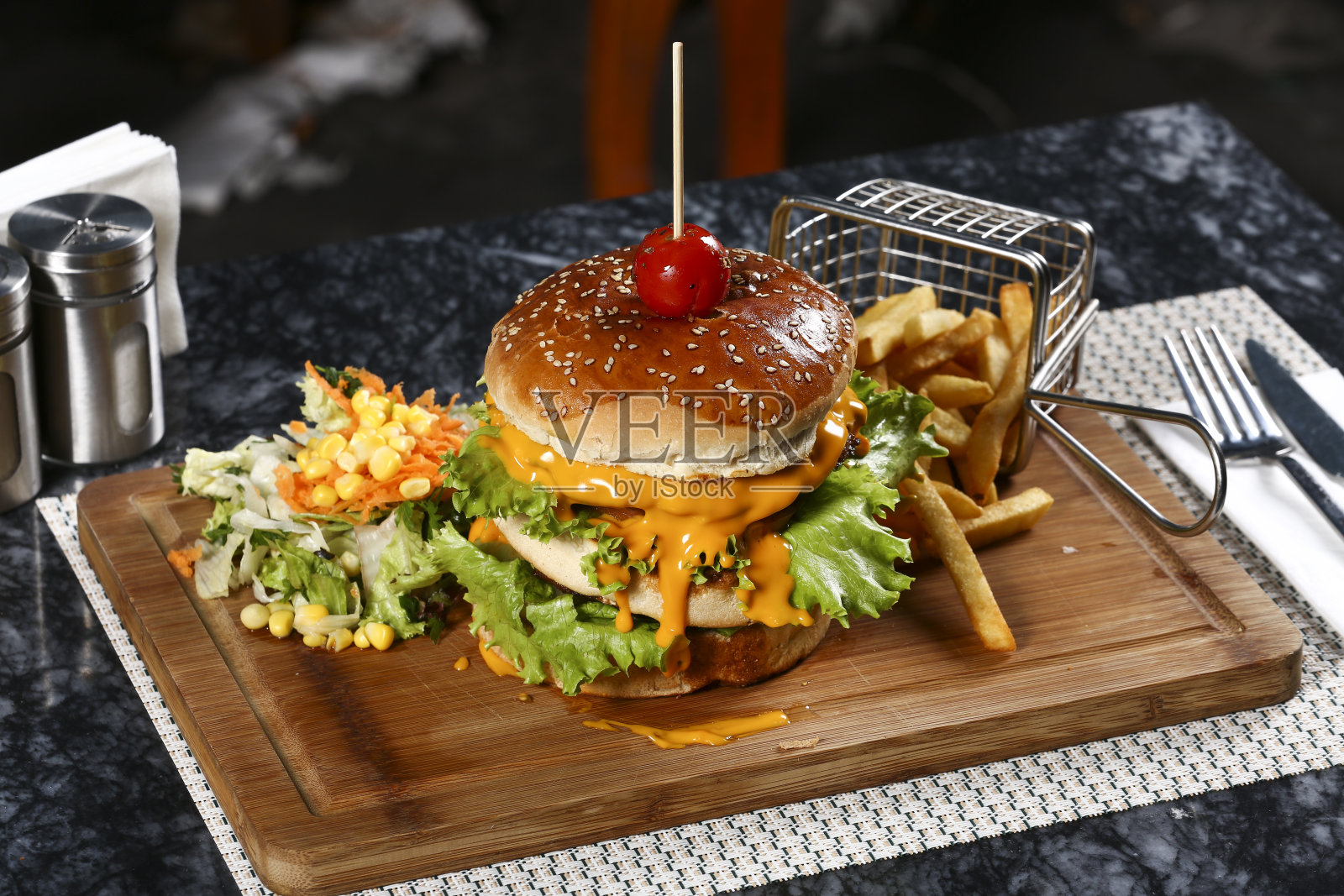 美味的汉堡摆在桌上照片摄影图片