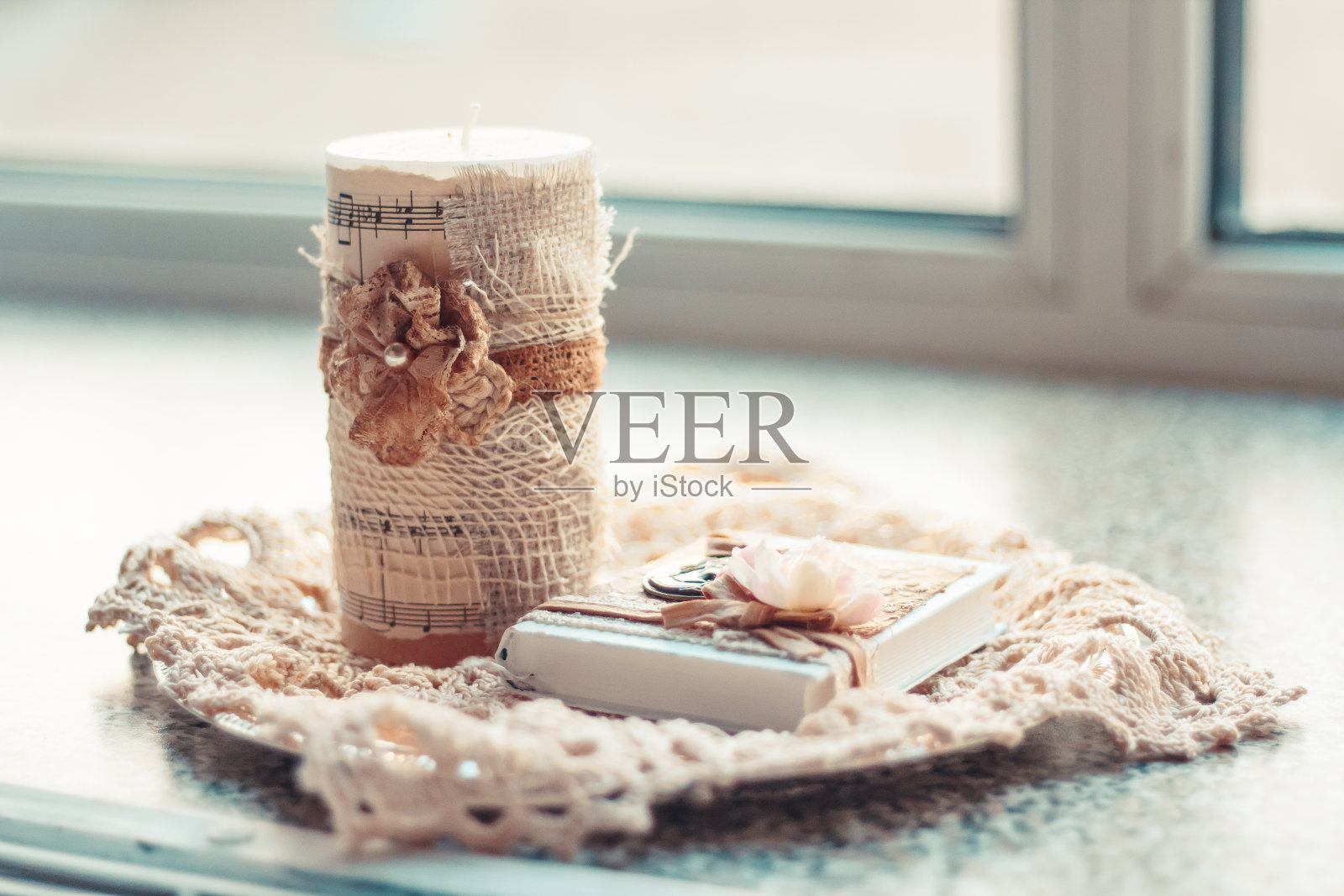 用旧书和蜡烛作的精致构图照片摄影图片