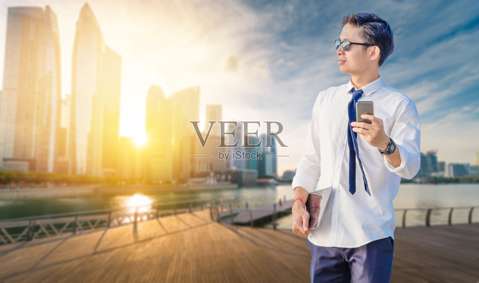 在新加坡使用笔记本电脑和数字平板电脑的亚洲商人照片摄影图片