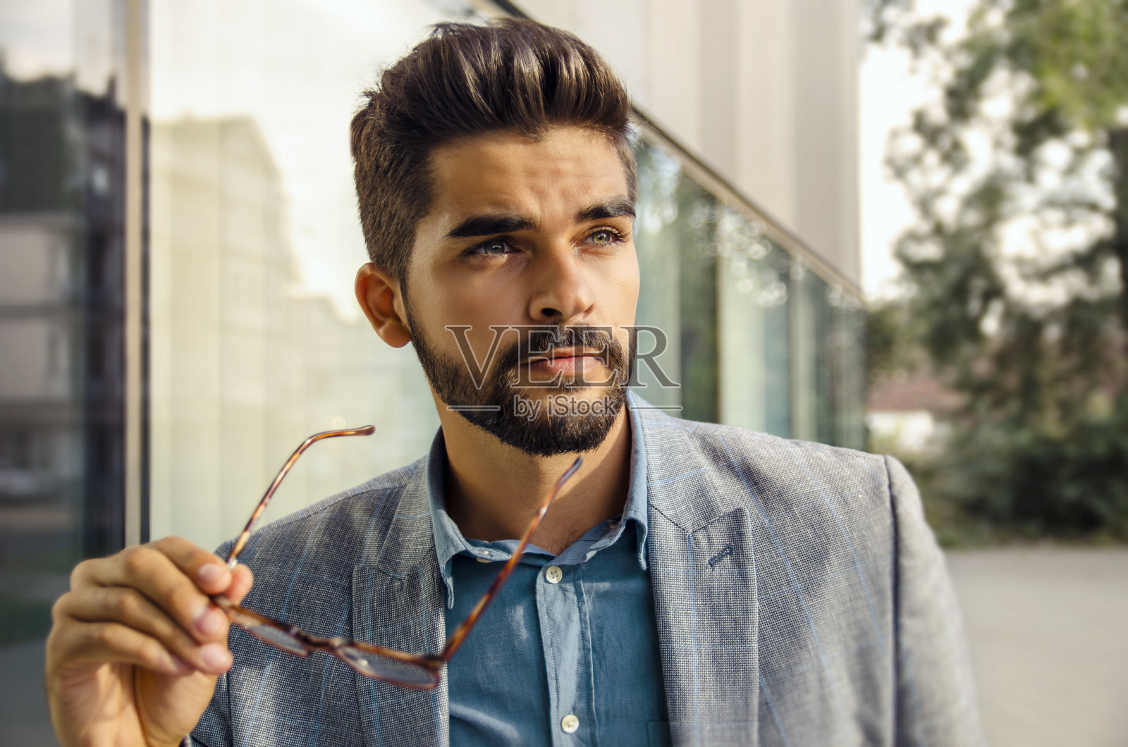 在办公室前的男人的彩色分级肖像照片摄影图片