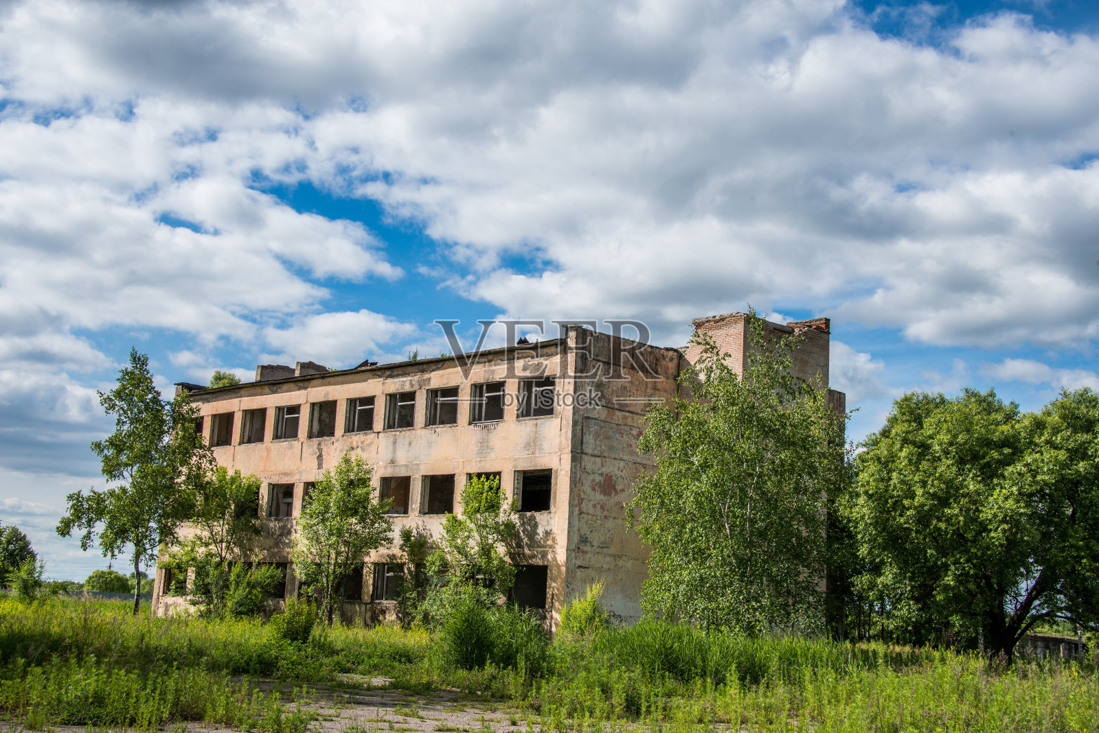 旧的,毁坏的,废弃的房屋和建筑,破碎的门窗照片摄影图片