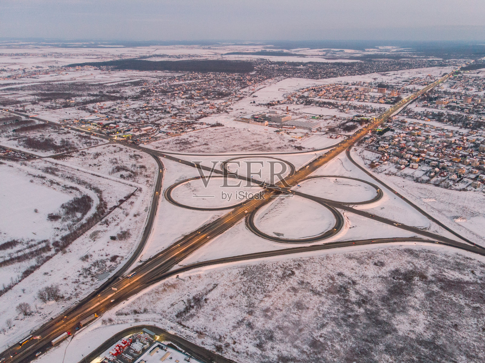 公路傍晚鸟瞰图。汽车旅行的概念照片摄影图片