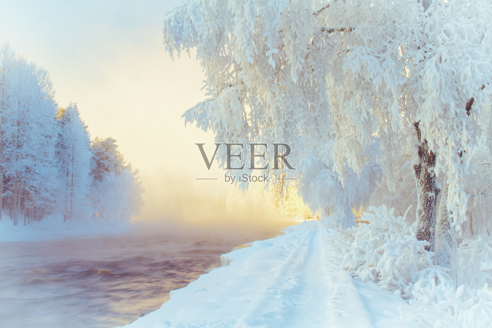 芬兰库赫莫的雪河景色。照片摄影图片