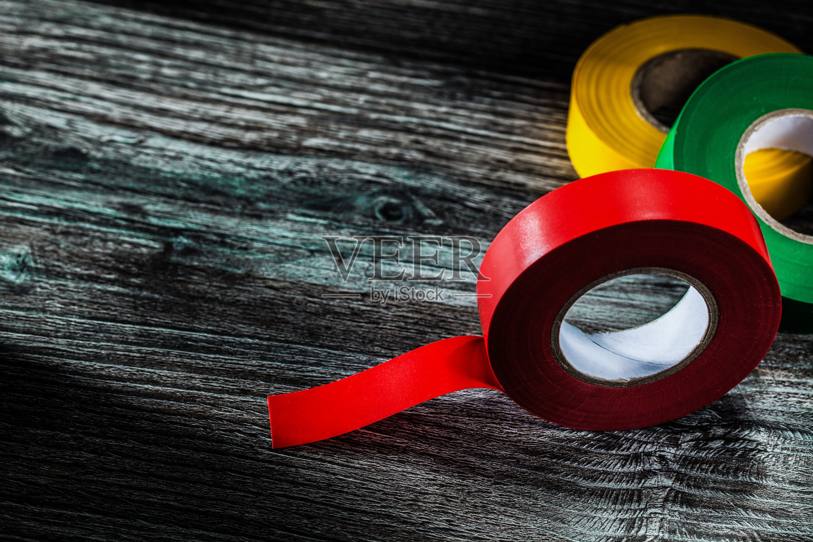 收集在木板上的管道胶带照片摄影图片