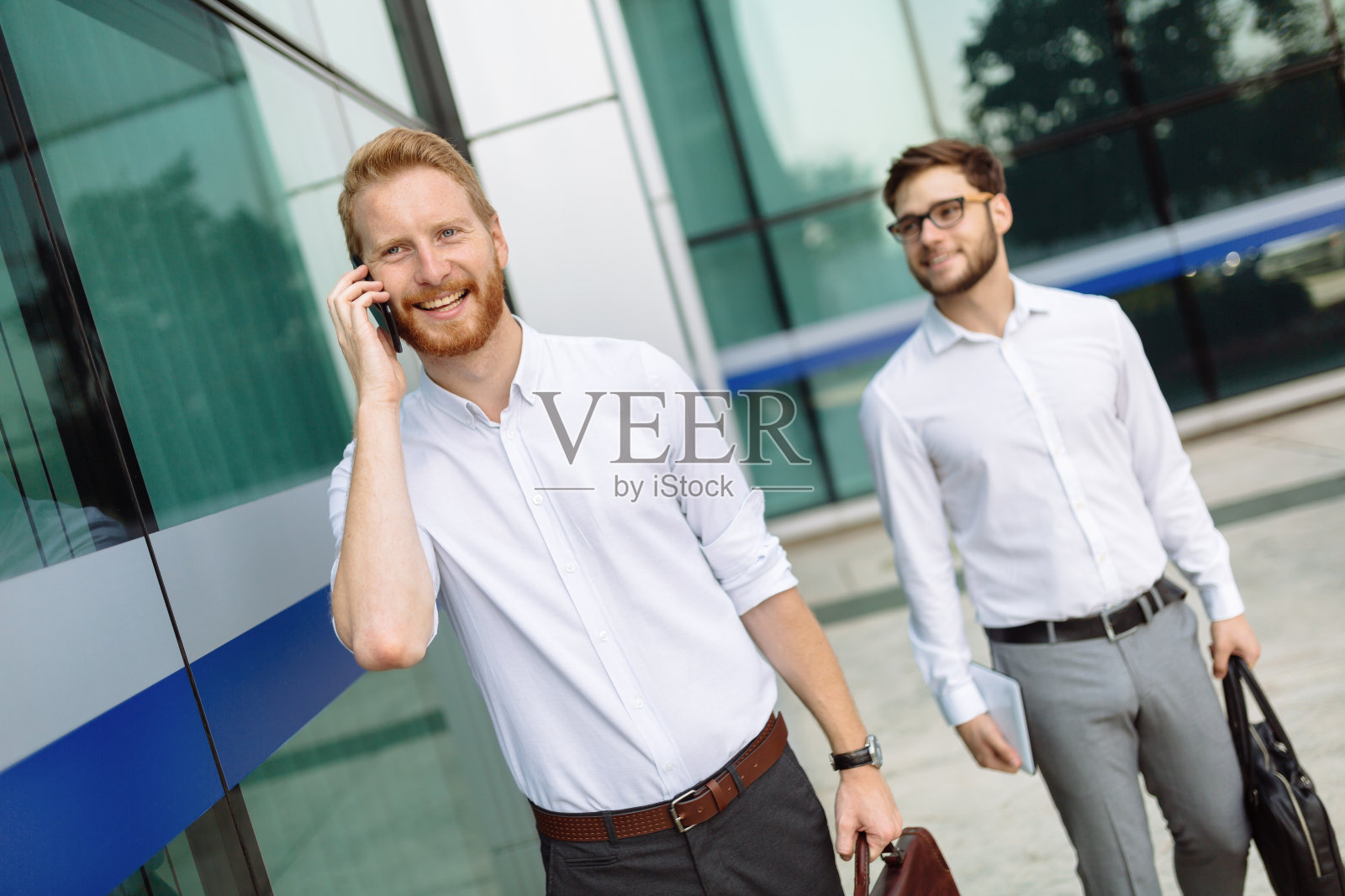 同事们穿着衬衫在户外散步照片摄影图片