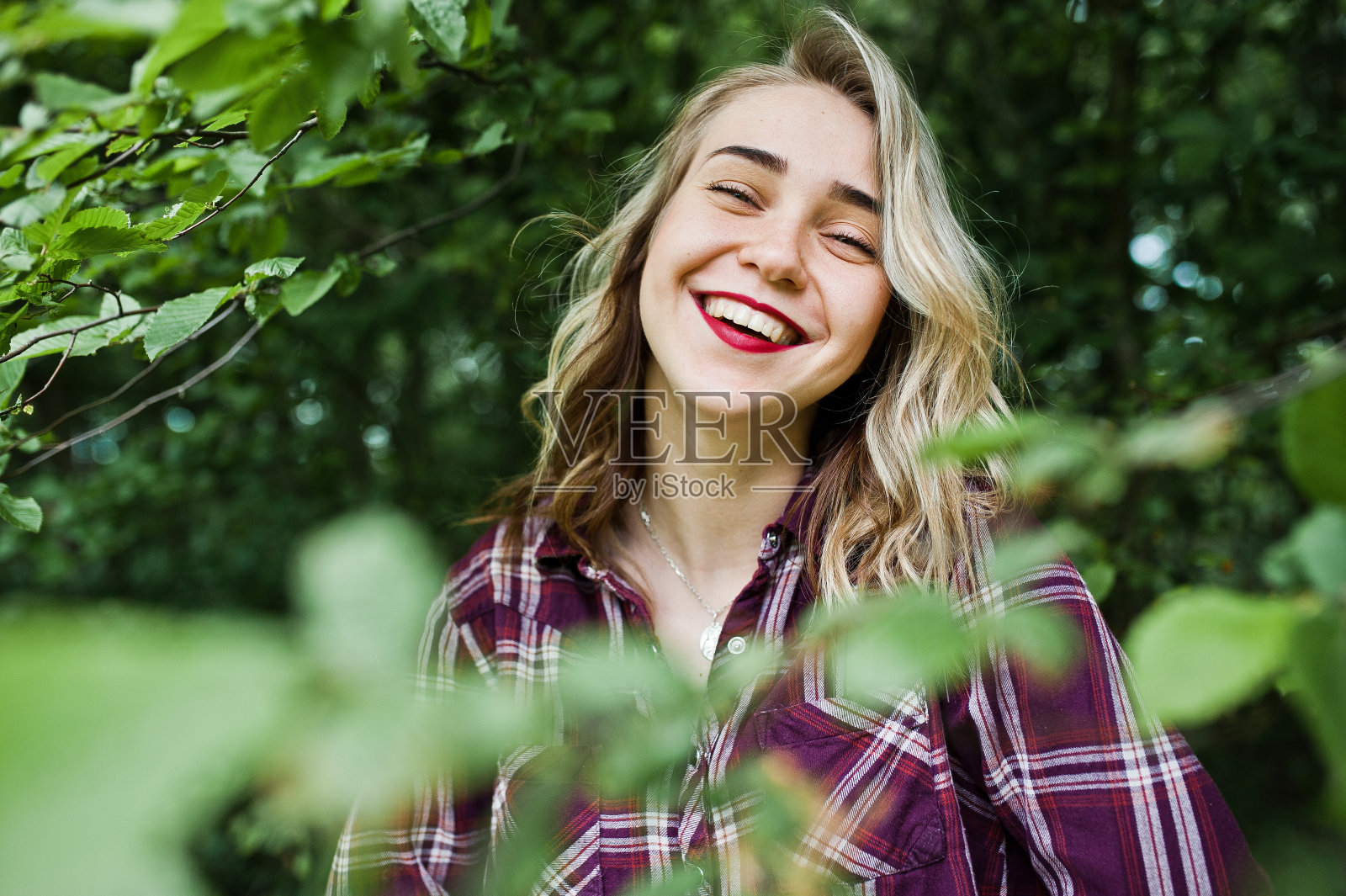 一个漂亮的金发旅行者女孩的肖像照片摄影图片