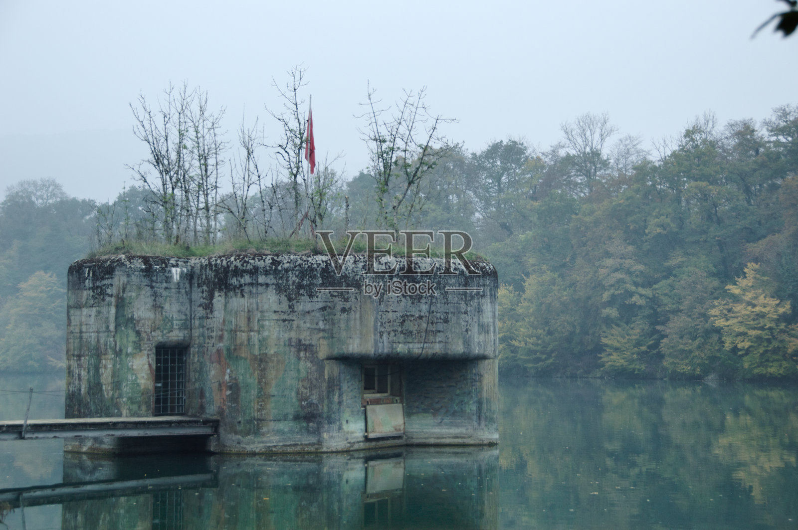 瑞士莱茵河上的二战地堡。照片摄影图片