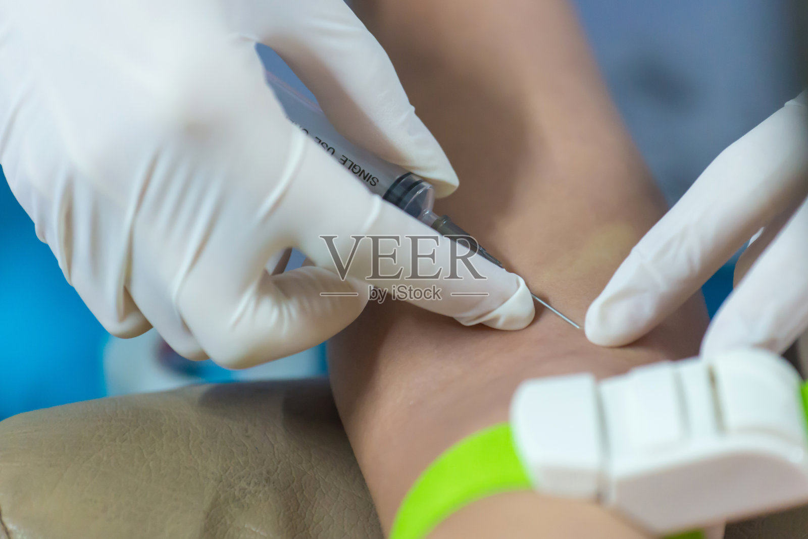 护士在医院为病人采血照片摄影图片