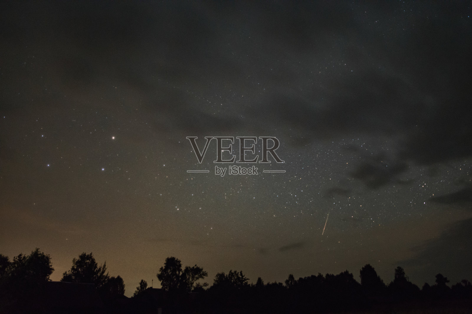 繁星点点的天空穿过云层照片摄影图片