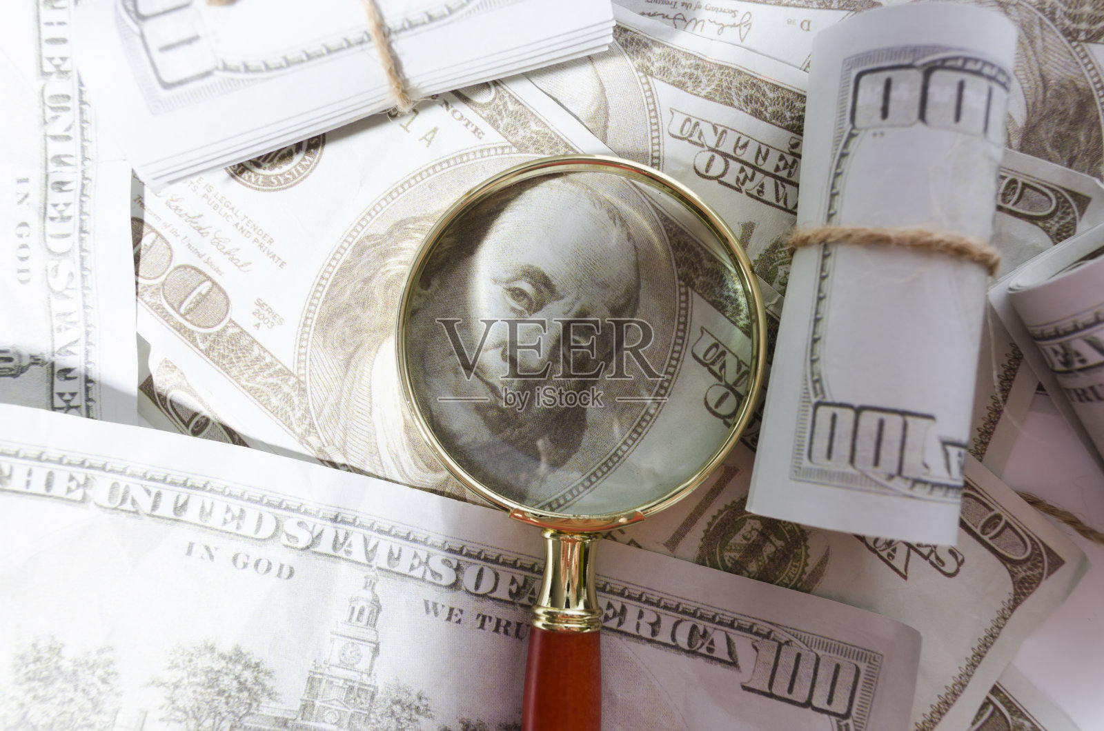 美元钞票和放大镜,金融调查和观察照片摄影图片