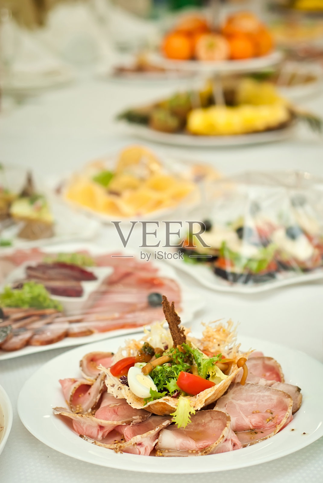 餐厅的桌子上摆满了美味的菜肴。服务表。锋利在桌子中间照片摄影图片