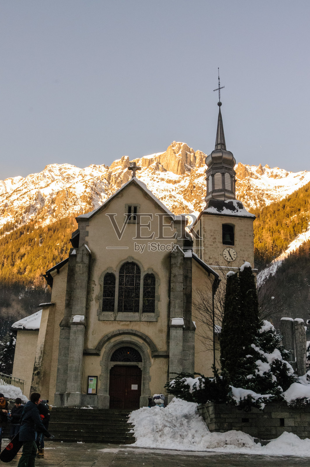 雪天的夏蒙尼德勃朗峰在圣诞节照片摄影图片