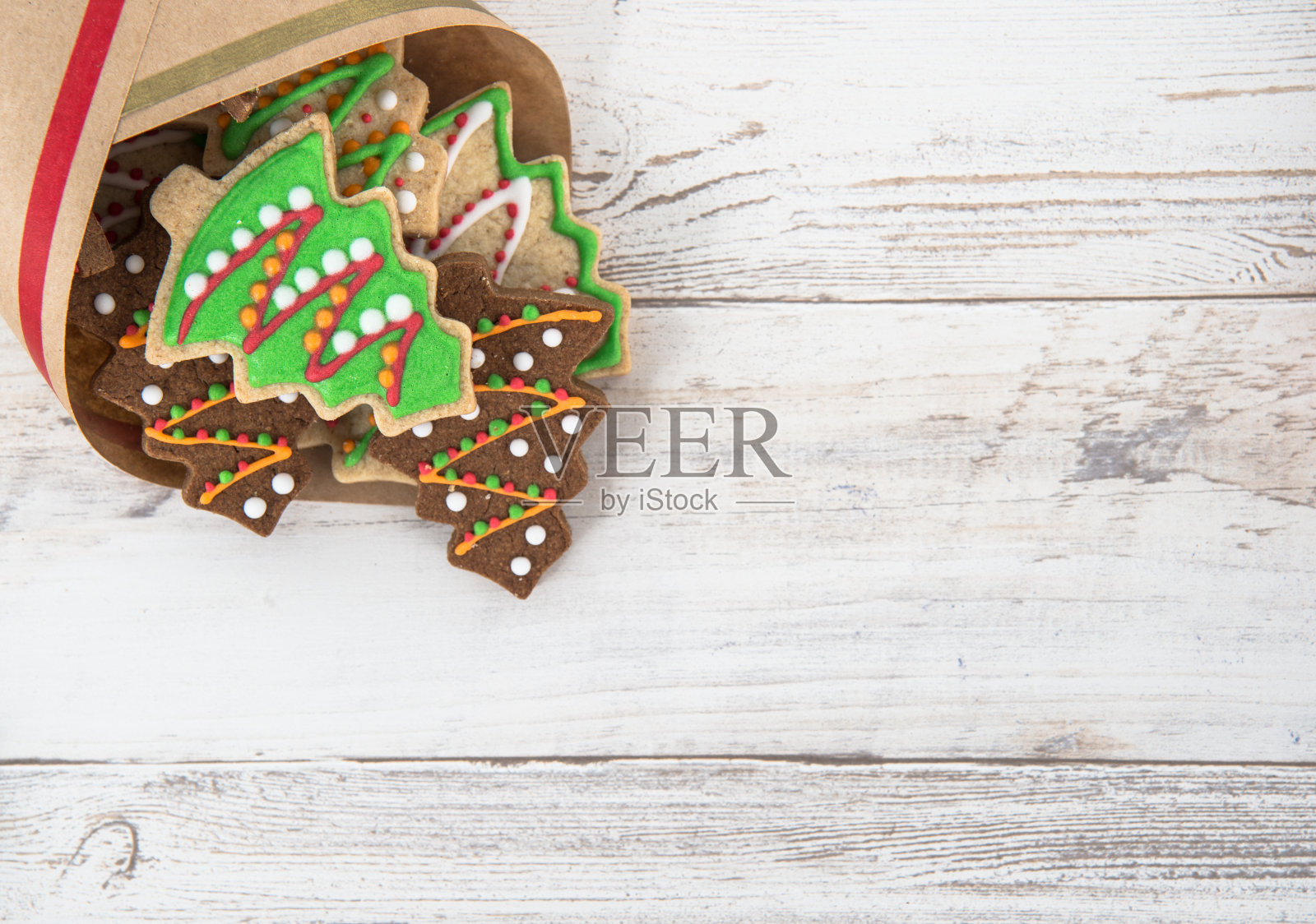 美丽的圣诞构图和装饰与烤圣诞姜饼饼干在纸袋轻木制背景,平铺,俯视图,复制空间(文本空间)照片摄影图片