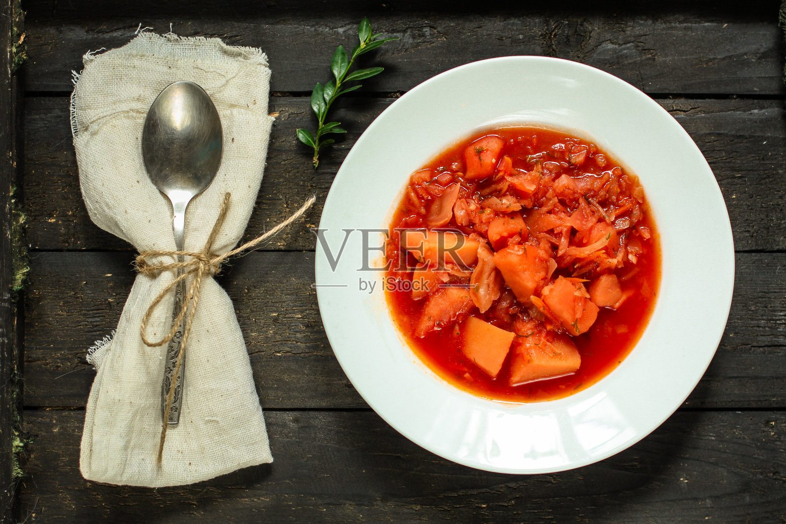 传统的罗宋汤(红色甜菜根汤)放在碗里。俯视图照片摄影图片