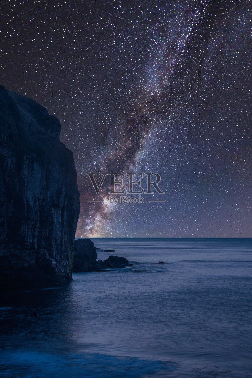 充满活力的银河系合成图像的景观长时间暴露波撞击岩石照片摄影图片