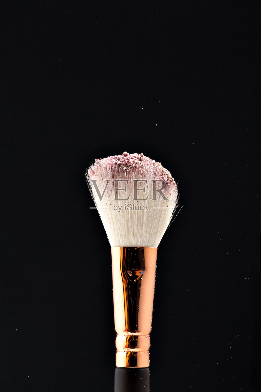 专业的黑色化妆刷配上粉色的粉照片摄影图片