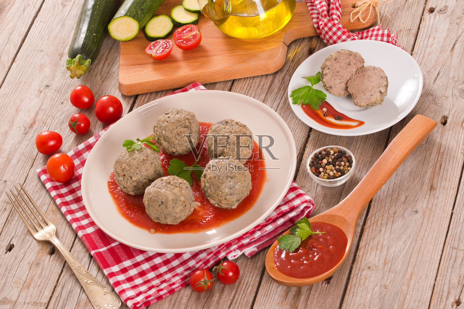 肉丸配番茄酱。照片摄影图片