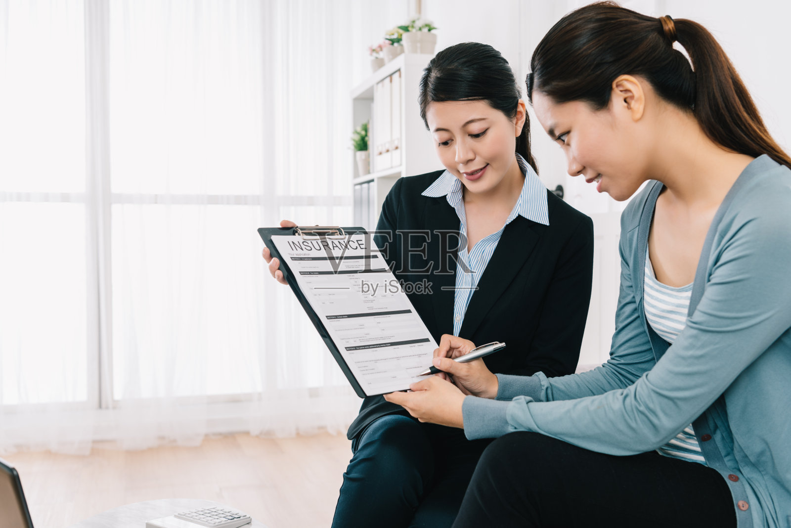 女商人与客户达成共识照片摄影图片