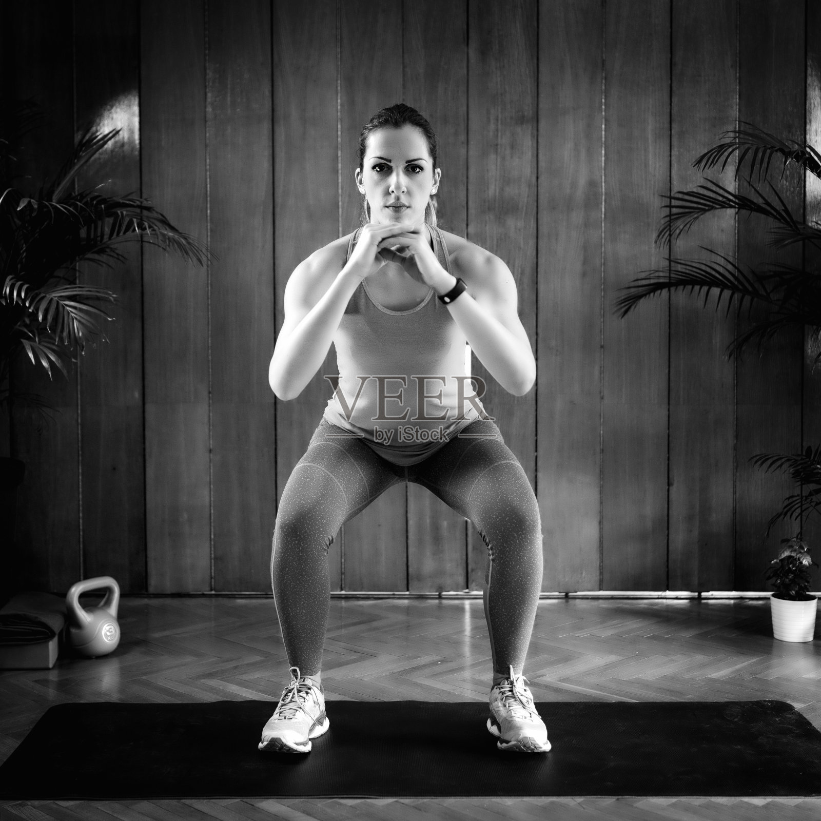 高强度间歇训练,下蹲锻炼照片摄影图片