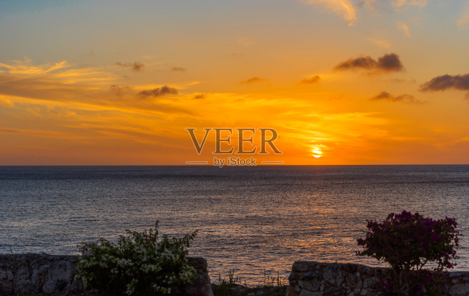 在普拉亚拉根,库拉索岛,荷兰日落的海景。为文本复制空间。照片摄影图片